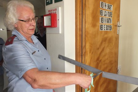 Suster Linda Meyer geniet die voorreg om die lint vir toegang tot die nuwe Nasorg-eenheid te knip